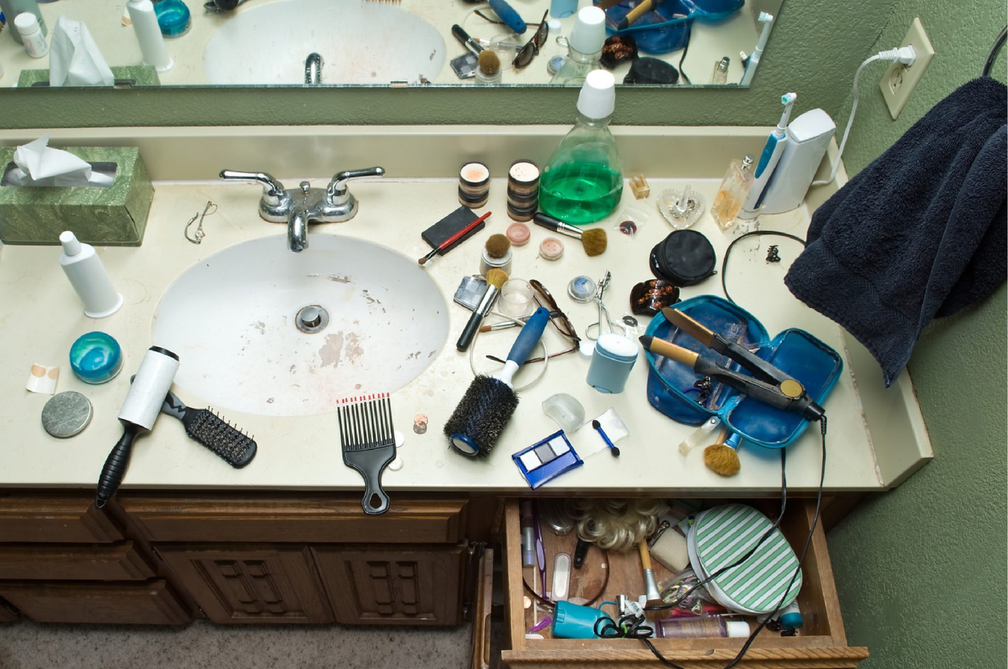 Decluttering messy bathroom