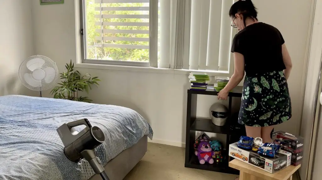 Decluttering & Reseting a Kid's Bedroom